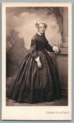 CDV 1865 Frau posiert vor bemaltem Dekor. Foto Delintraz Paris Noblesse Frau