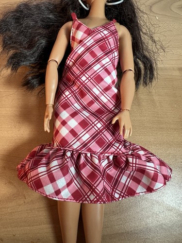 2019 Mattel Fashion Barbie Pink Red Plaid Dress Articulated Joints, Hoop Earring - Picture 3 of 9