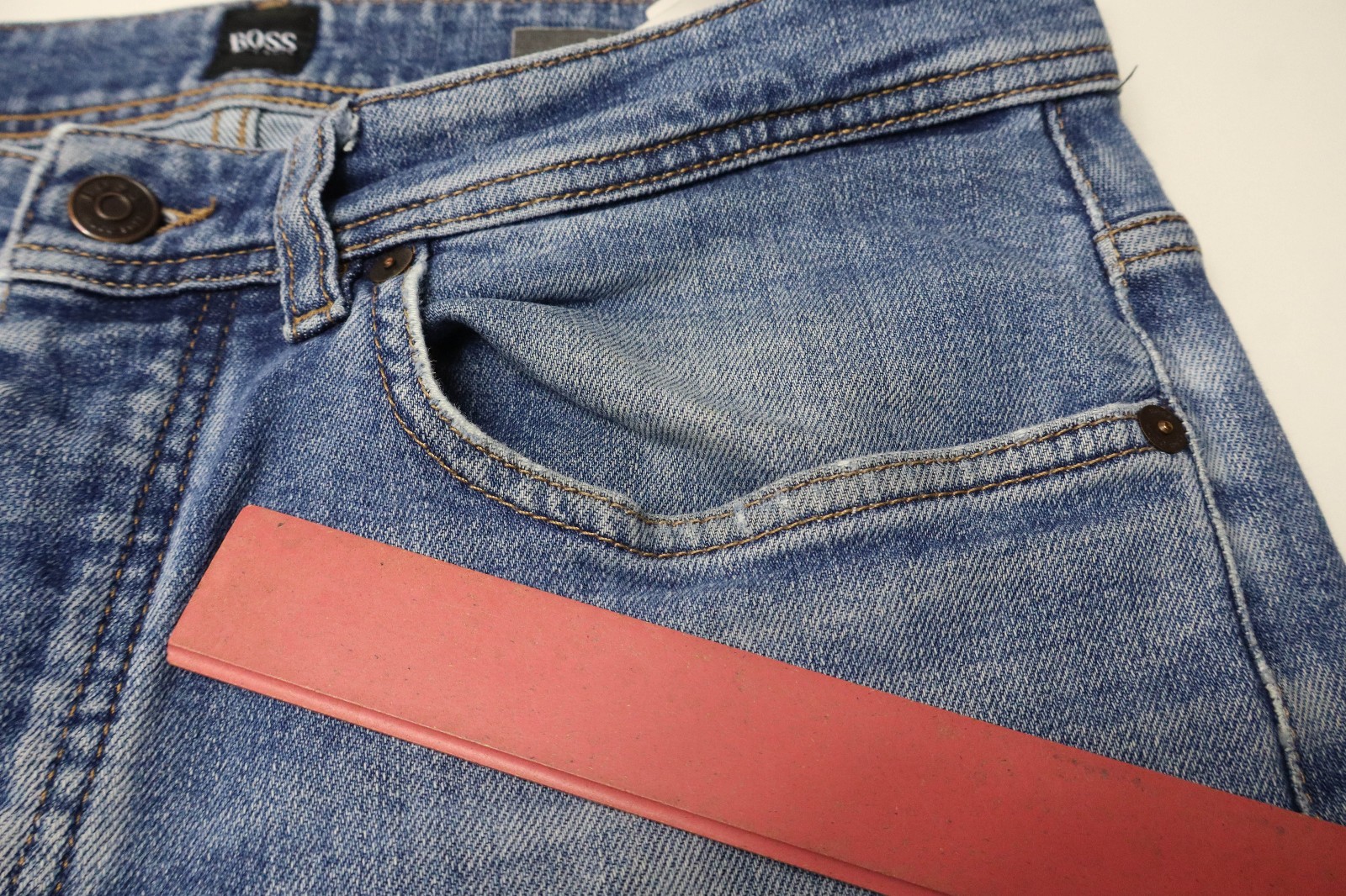 HUGO BOSS 040 Taber Tapered Fit Jeans Men's W31/L32 Faded Whiskers Button Fly thumbnail 10