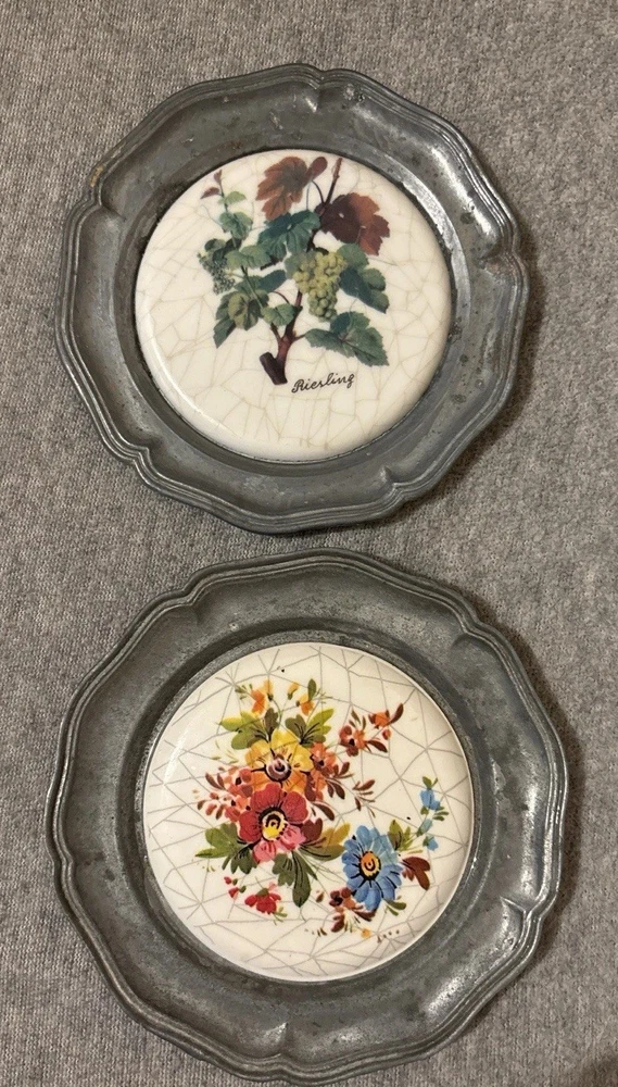 2 Vintage Zierteller / Wandteller mit Zinnrand – 10 cm – Riesling & Blumen