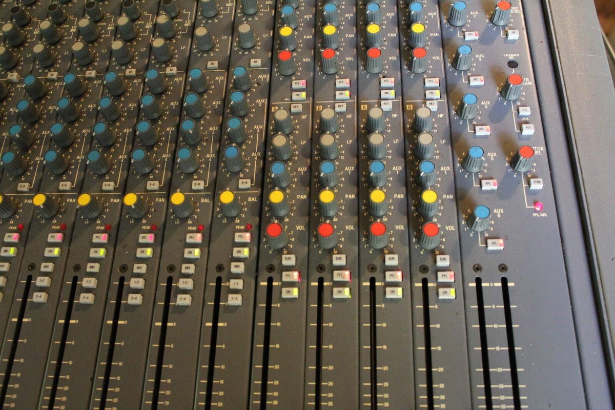 Soundcraft Delta 200 24 Channel Monitor Console With Flight Cases