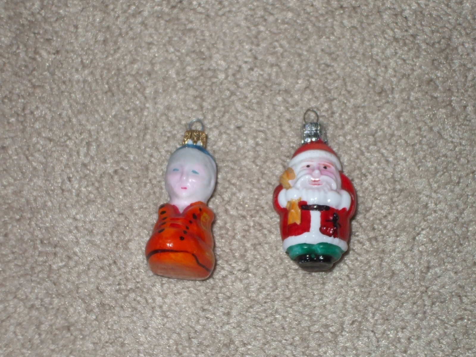LOT OF VINTAGE CHRISTMAS ITEMS! TINSEL GARLAND, CARDBOARD SANTA