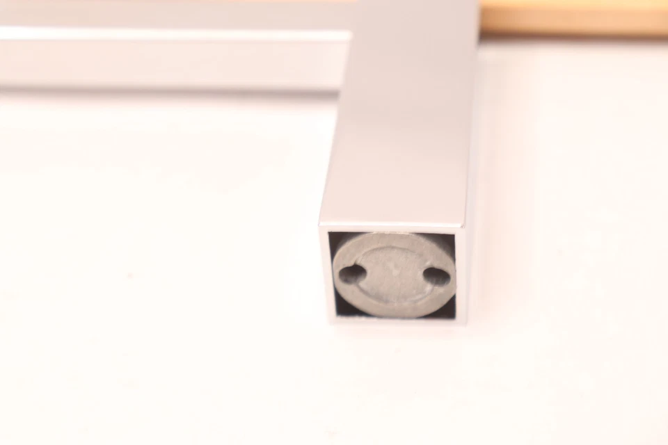 Soporte de papel higiénico de un solo poste Amerock cromado 5-7/8" 149 mm BH3608126 Foto 4 de 4