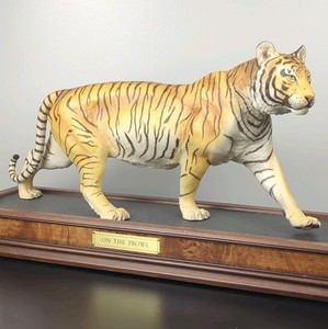 Franklin Mint Hand Painted Porcelain Tiger On the Prowl 1988 Statue w/ Wood Base