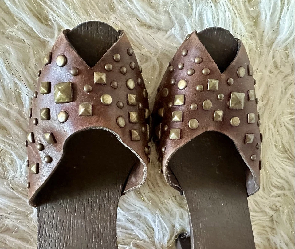 Tacones de madera con tachuelas Mossimo vintage para mujer talla 10 | Mules marrón peep toe Foto 3 de 4