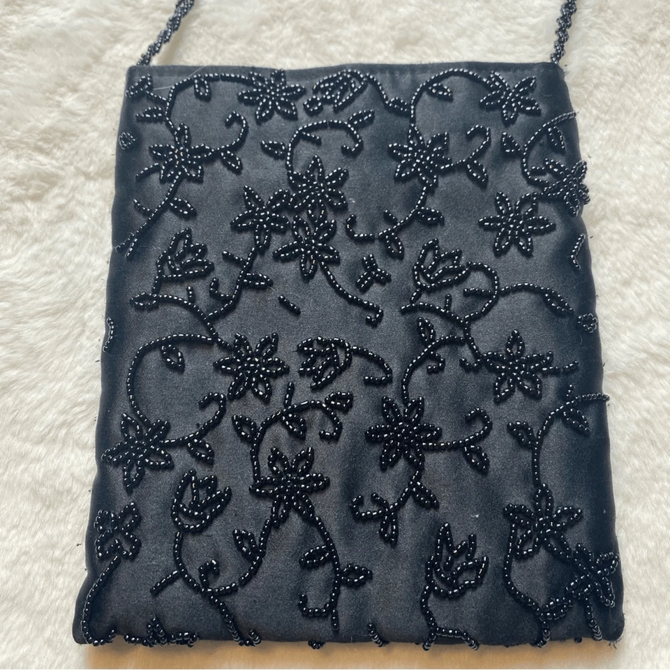 Cartera con cuentas Talbots negra satinada diseño floral Foto 3 de 4