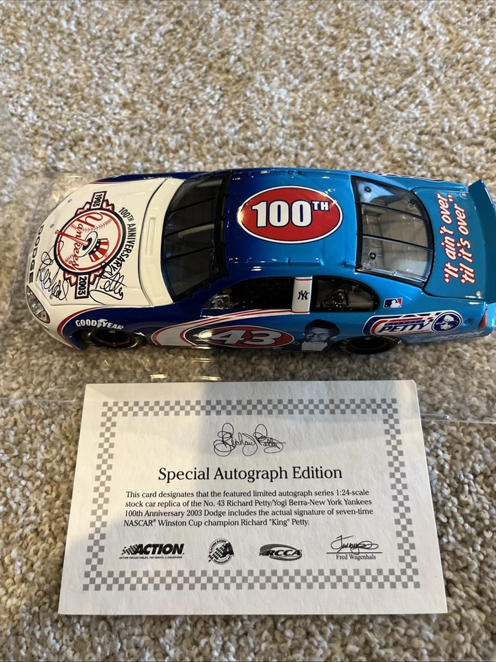 Firmado Richard Petty Yogi Berra Yankees 100 Aniversario 2003 1:24 con Estuche Foto 3 de 4