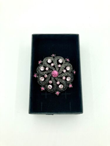 Hermoso Broche Marca 1928 Rosa Estrás - Filigrana Gris Gunmetal - Imagen 3 de 4