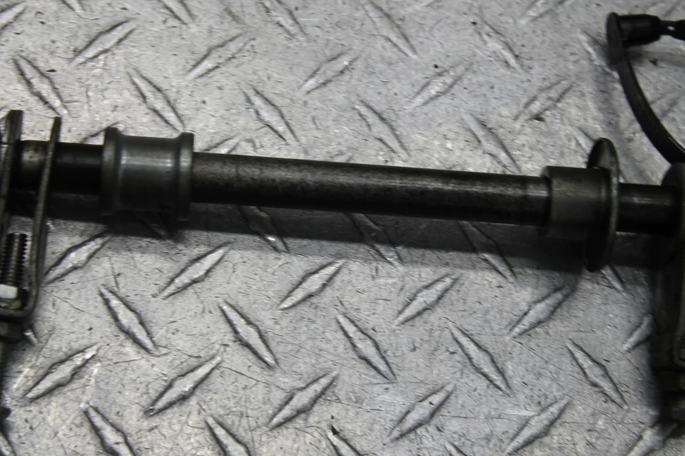 Suzuki TS100 1980 eje trasero llanta trasera eje de perno pivote Foto 3 de 4