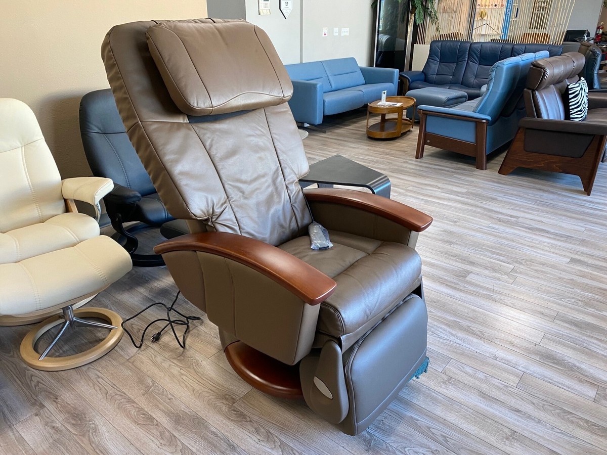 💥 Human Touch HT-136 Massage Chair Massaging Recliner Cashew