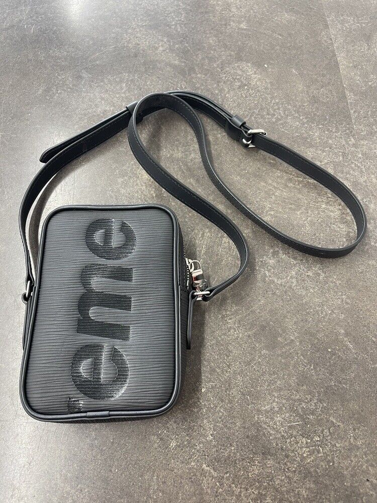 Louis Vuitton x SUPREME M54789 Pochette Danube PM Shoulder Louis Vuitton x SUPREME M54789 Pochette Danube PM Shoulder