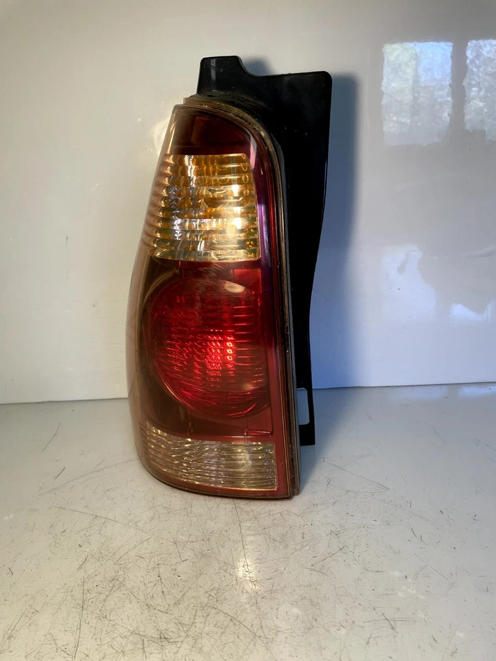 Luz trasera del lado del conductor Toyota 4runner 2003-2005 OEM PP4-L92 Foto 2 de 4