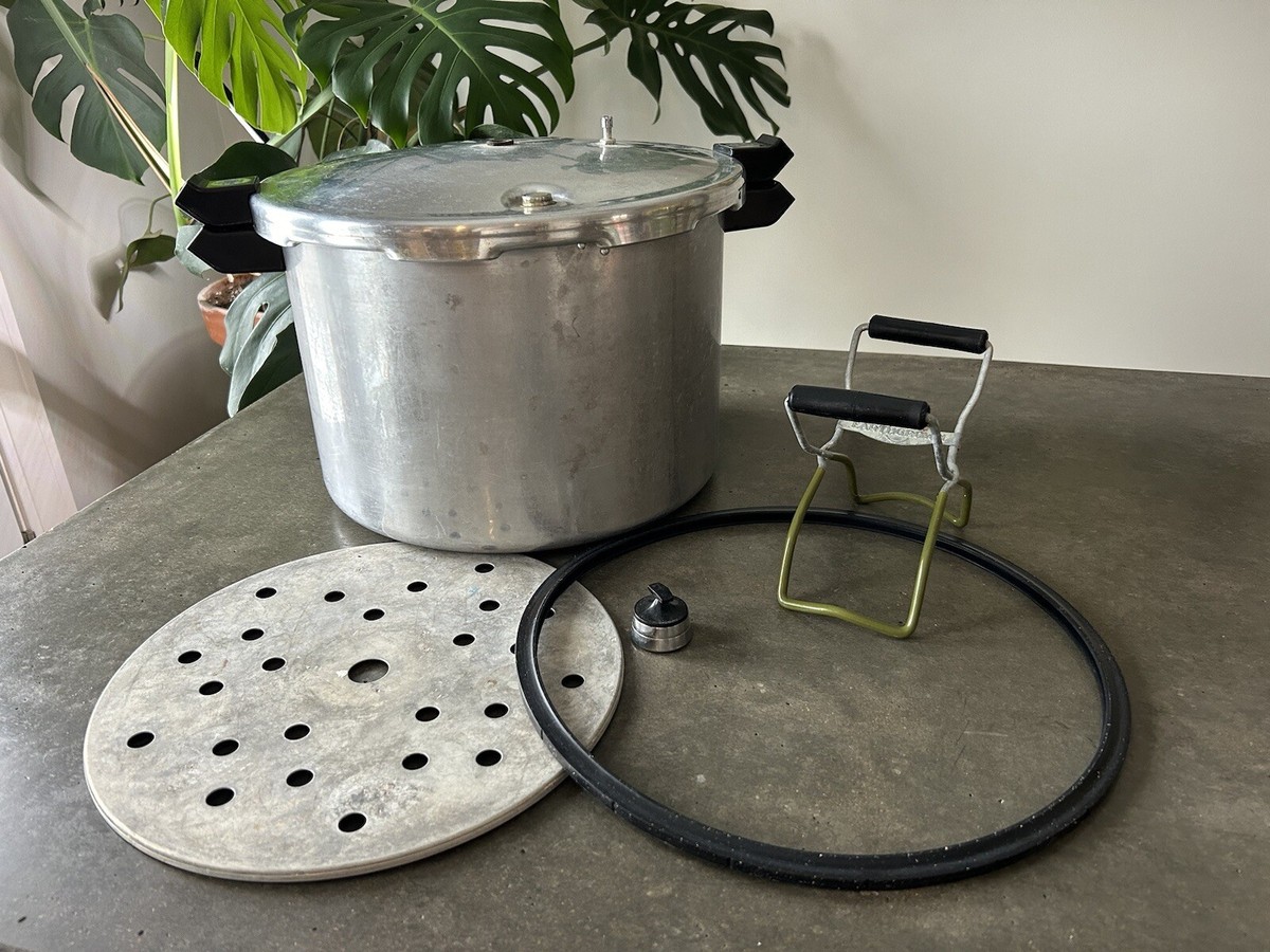 Vintage Presto Deluxe Pressure Cooker Canner 17 Quart W/Jiggler