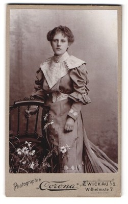 Fotografie Corona, Zwickau i. S., Wilhelmstraße 7, hübsche Frau im Kleid 