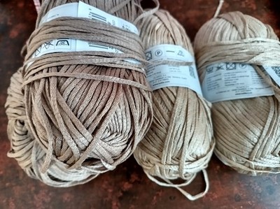 370 g JEDI   Katia - 2 Beigetöne  Bändchengarn   100 g / ca. 190 m