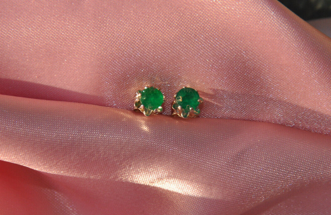 3MM ROUND EMERALD STUD EARRINGS IN STERLING SILVER ct