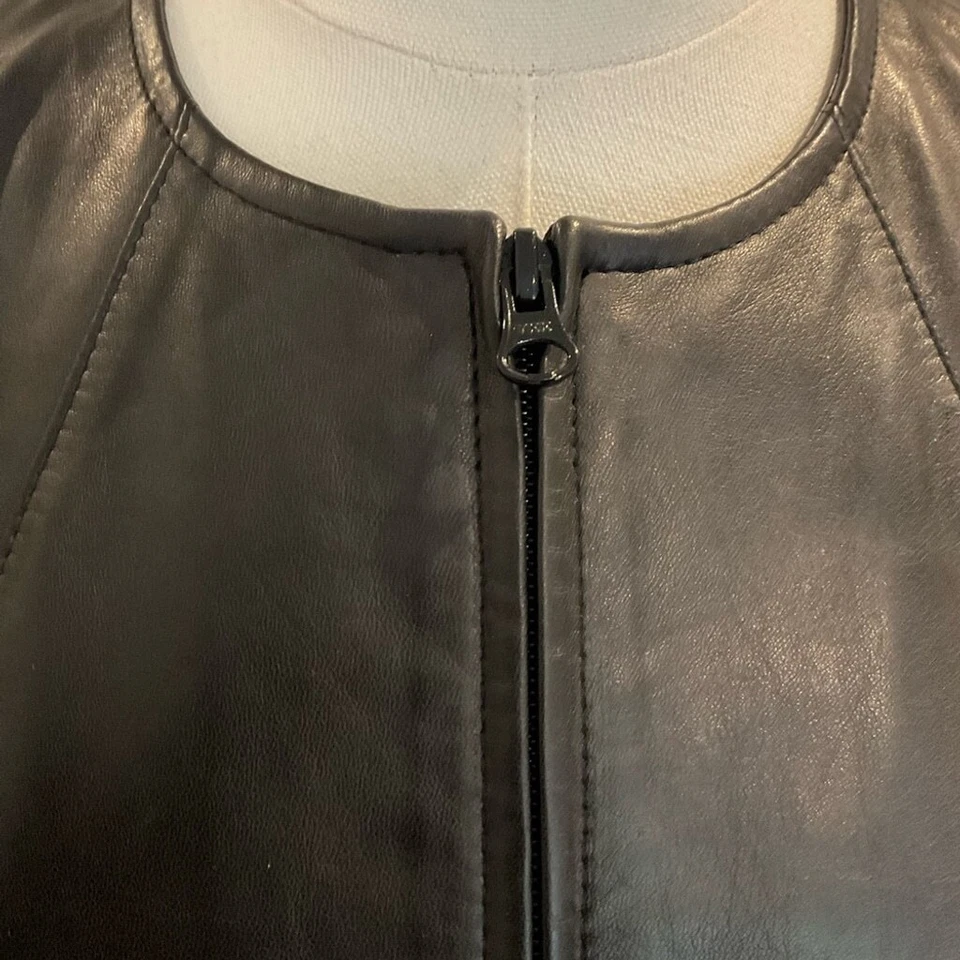 Danier Leather made in Canada! Size Large women’s black leather vest with … - Image 4 of 4