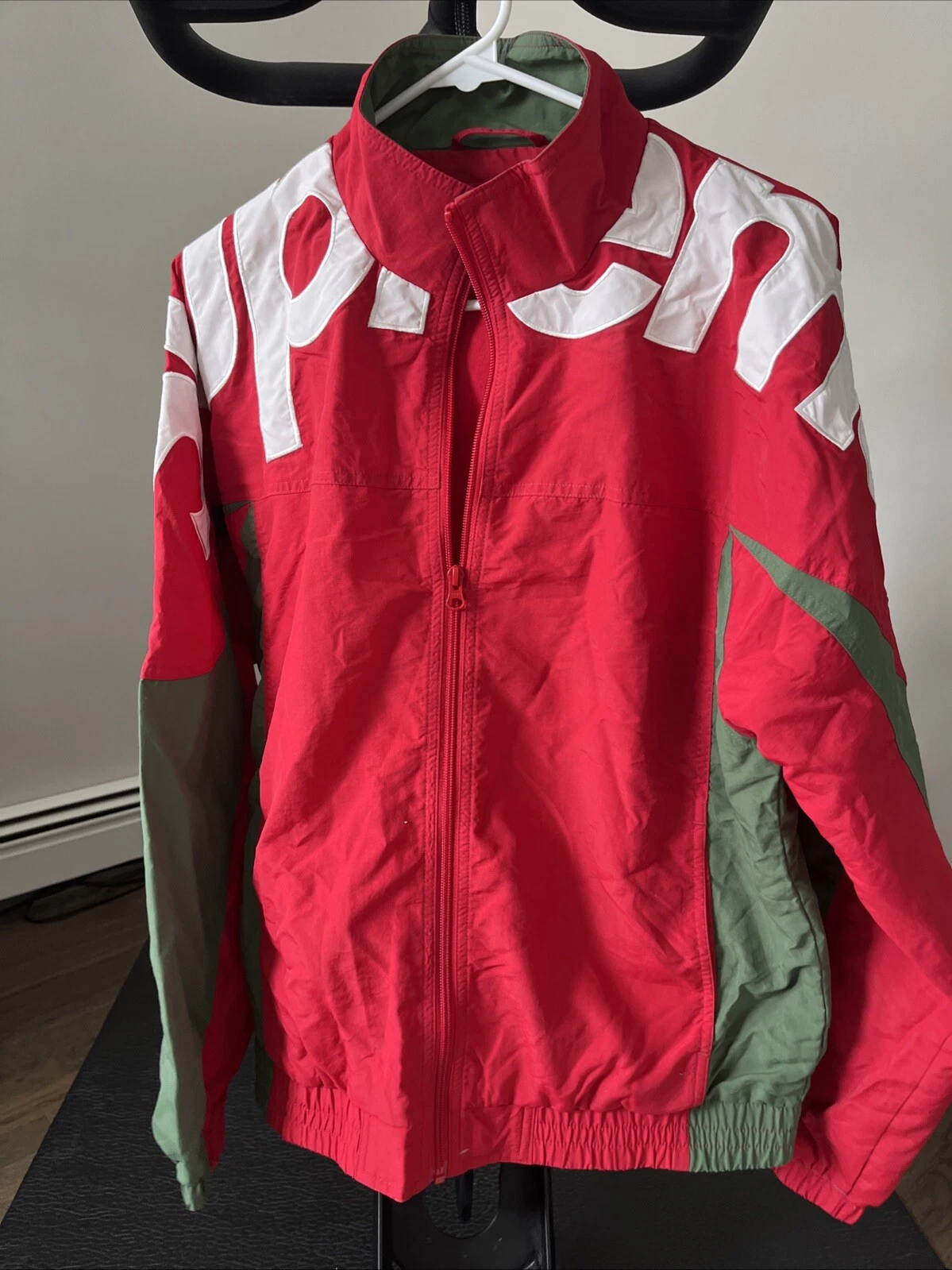 Veste de survêtement logo épaule suprême rouge et vert couleur Medium M neuve sans étiquette