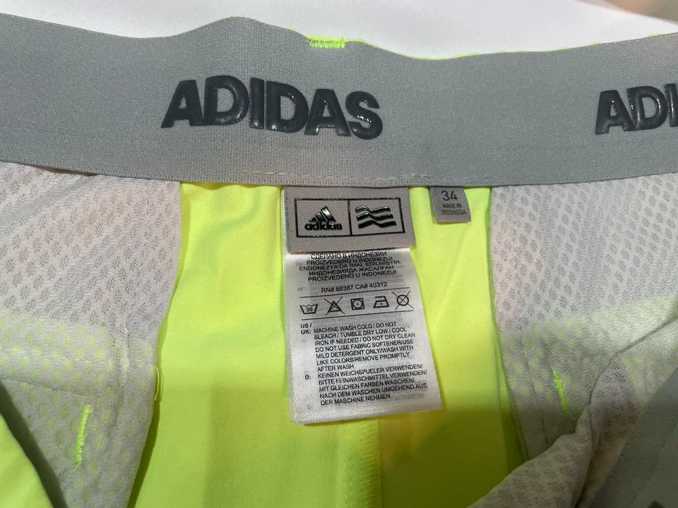 Pantalones cortos de golf Adidas Climalite para hombre talla 34 amarillo neón frente plano Foto 3 de 4