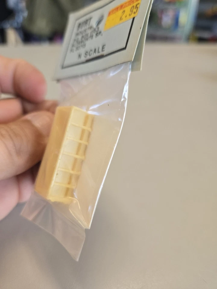 N Scale Burt Industries Garbage Dumpster Large 30514 - Image 3 of 4