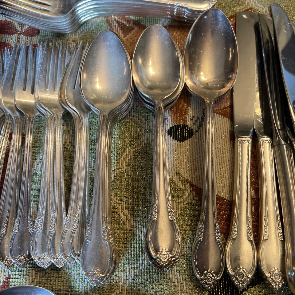 Cubiertos de 92 piezas con patrón de recuerdo plateado Rogers Bros 1847 Foto 4 de 4