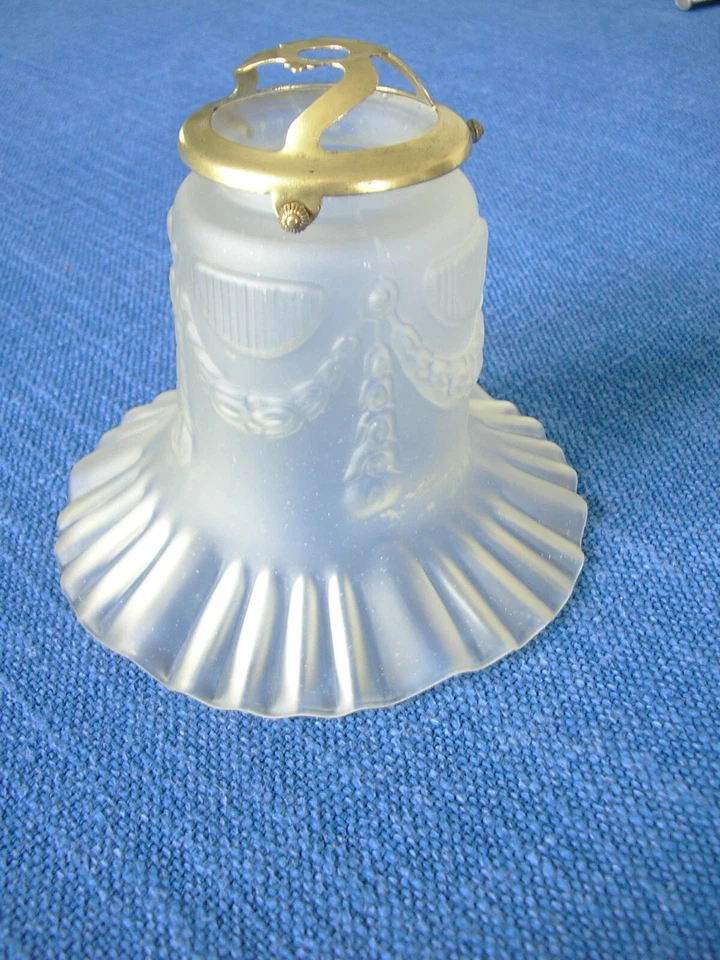 N°1 - Tulipe ancienne en verre moulé dépoli avec sa griffe en laiton - Photo 2/3