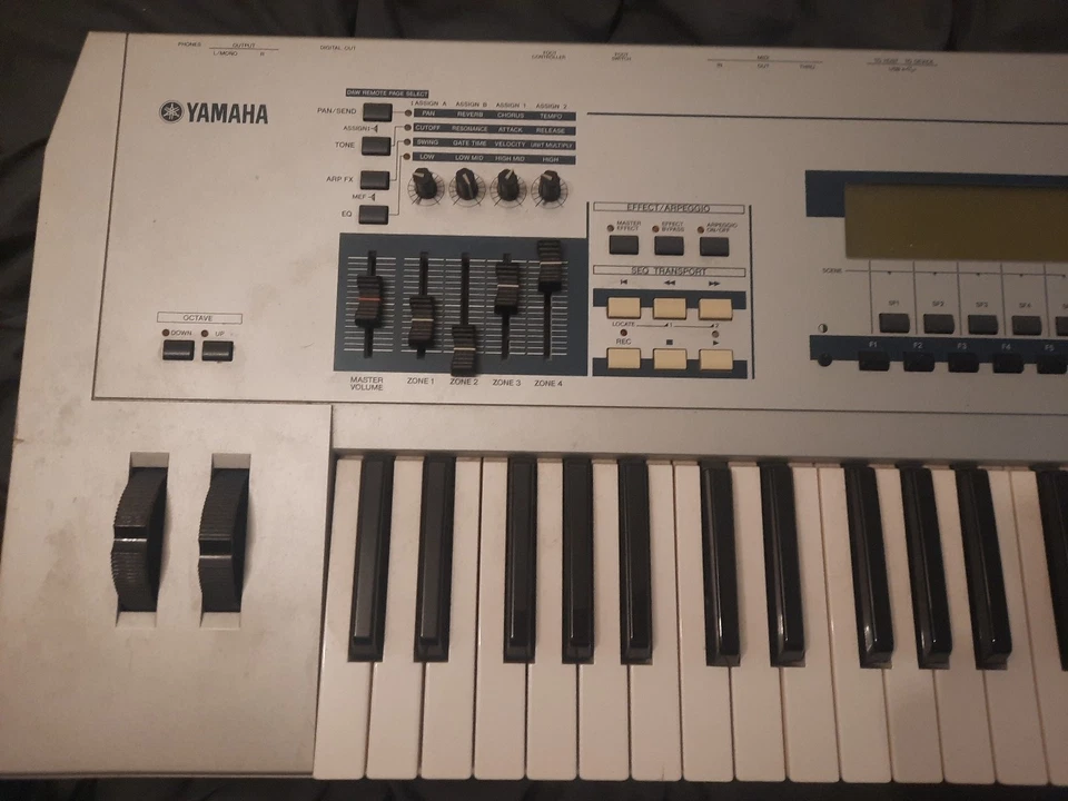 Yamaha MO6  Music Production Synthesizer (2005)  Workstation [61 Keys] - Bild 2 von 4