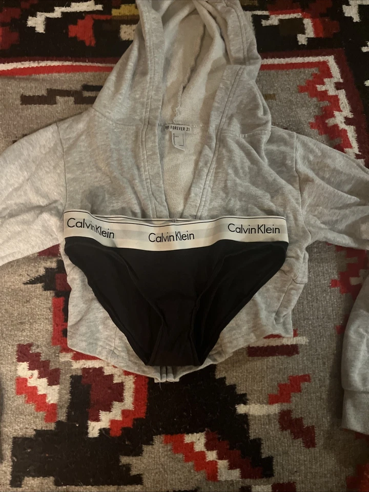 Linda sudadera con capucha de salón con sujetador y bragas de Calvin Klein. Talla pequeña Foto 3 de 4