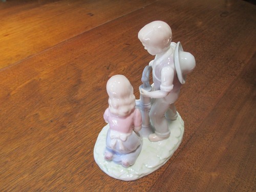 VTG 7 1/4" HIGH BOY & GIRL W/ DUCK @ OLD WATER PUMP FILLING KETTLE FIGURINE - Picture 2 of 12