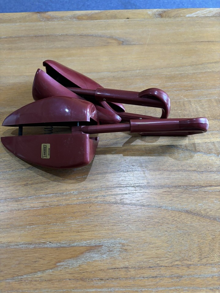 DASCO Medium Shoe Trees Size M plastic with metal spring, excellent