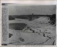 1960 Press Photo Niagara Falls, New York Surrounded by River Ice - cvw21229
