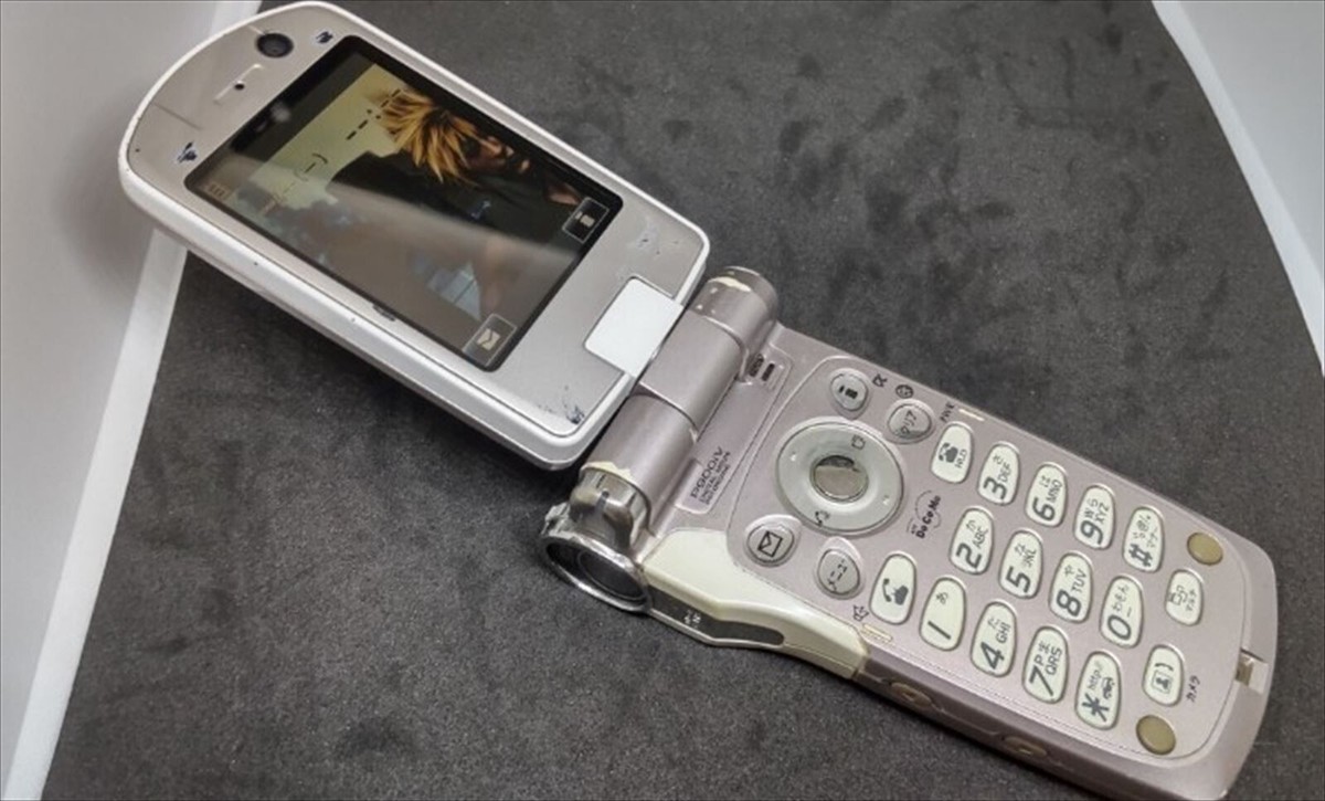 Docomo Foma P900Iv Panasonic Final Fantasy Vii Cloud Phone