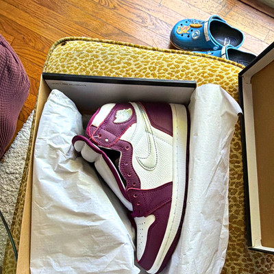 Jordan Air Jordan 1 Retro High OG Bordeaux Men s High Top Lace Up 555088-611