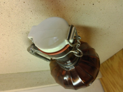 VINTAGE ALBANY PUMP STATION EVENS 1786 BROWN Glass with porcelaIn white Flip Top