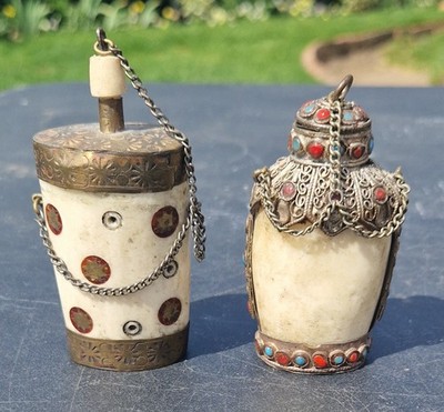 2 Tibetische Flaschen mit Löffel & Kette Intarsien Messing Vintage Parfum 3,25'' LESEN