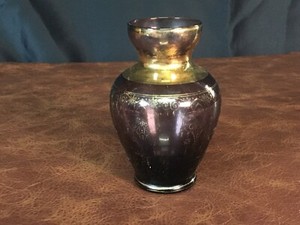 Antike kleine Glasvase mit Goldrand und gemusterter Oberfläche für Dekor Display