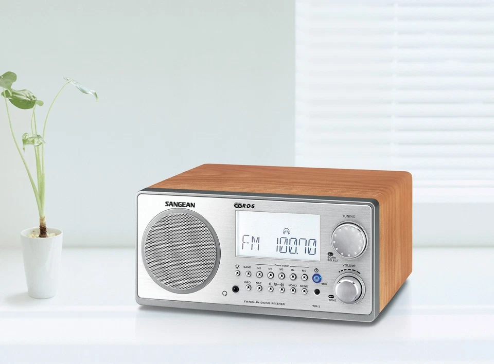 WR-2 AM/FM-RBDS Wooden Cabinet Digital Tuning Radio (Walnut) - Image 4 of 4