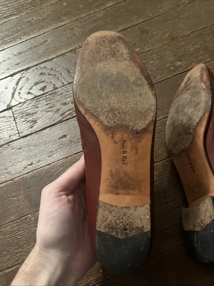 Zapatos para mujer Salvatore Ferragamo hechos en Italia fondo de madera Foto 3 de 4