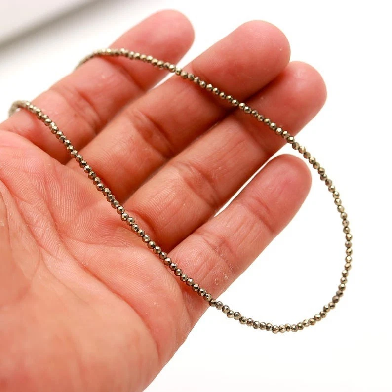Hermosos collares redondos facetados de pirita dorada de 2-3 mm con cuentas para mujer de 18" Foto 4 de 4