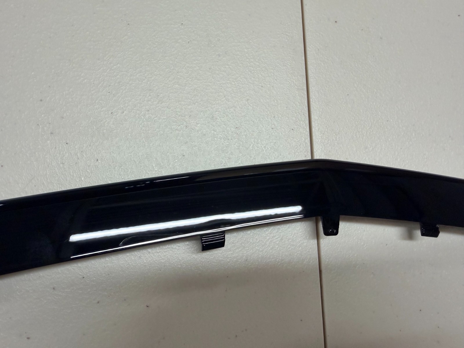 4ML853093Y9B LAMBORGHINI URUS 2023-24 CENTER BUMPER INSERT GLOSS BLACK NEW