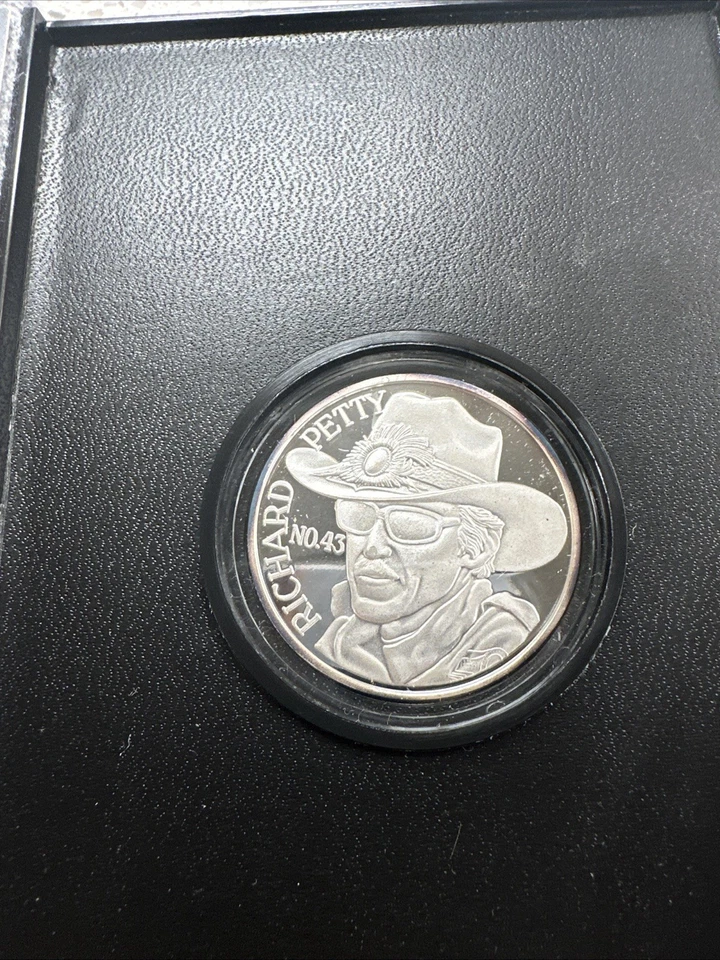 Moneda redonda de plata maciza Richard Petty de 1 oz .999 a prueba como de coleccionista, tonificada Foto 3 de 4