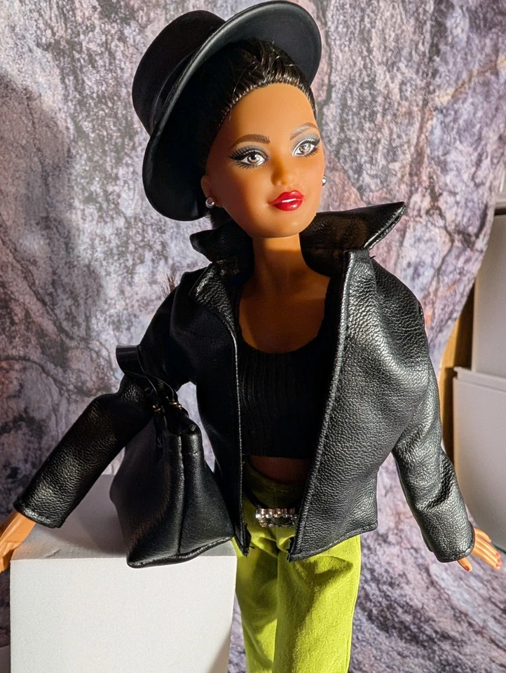 准备好过冬! 美泰芭比娃娃模型缪斯娃娃二手-新衣服、帽子和钱包 — 第 2/4 张图片