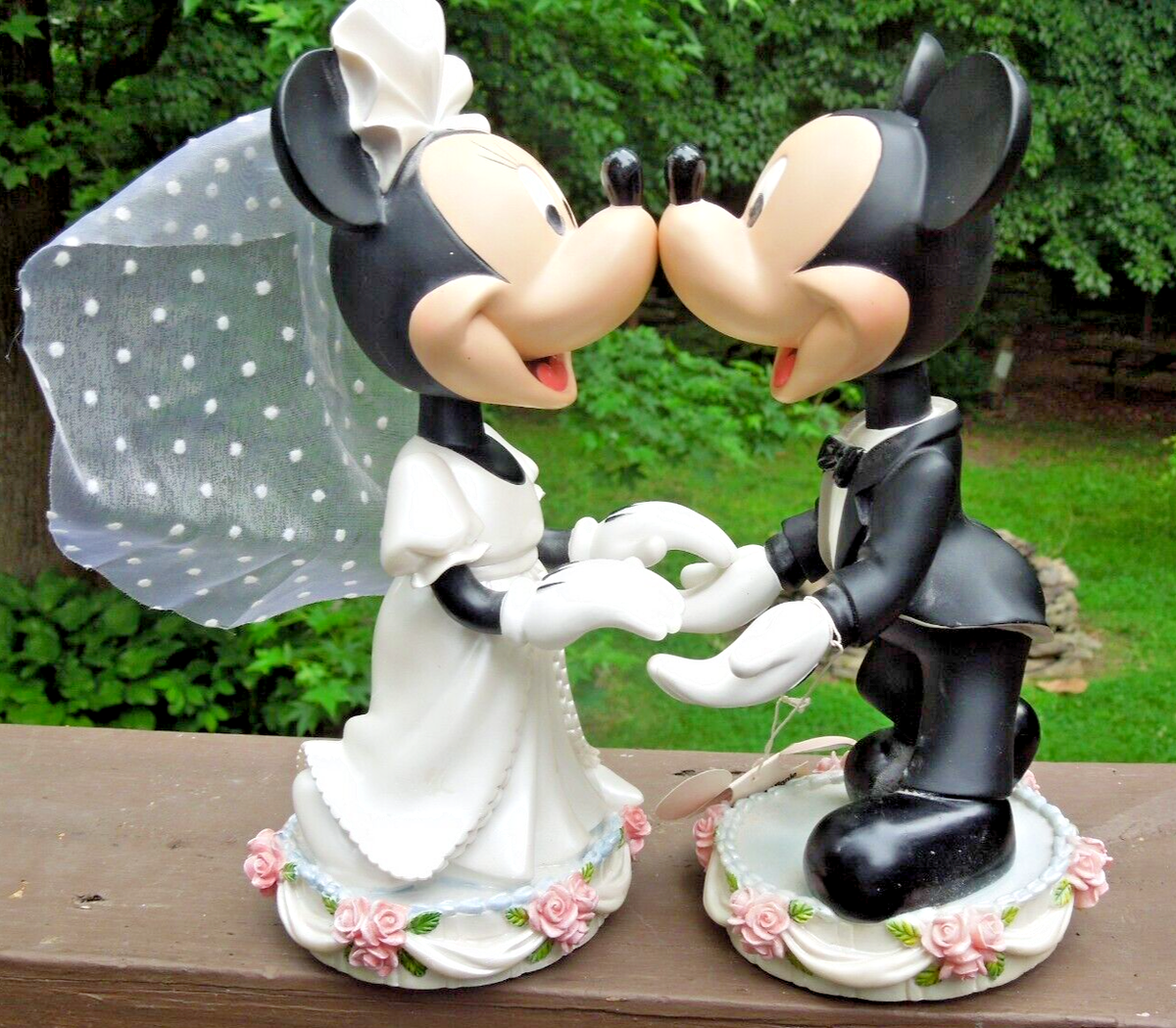 Jim Shore Disney Mickey Minnie Wedding BobbleHead We Kiss Kissing