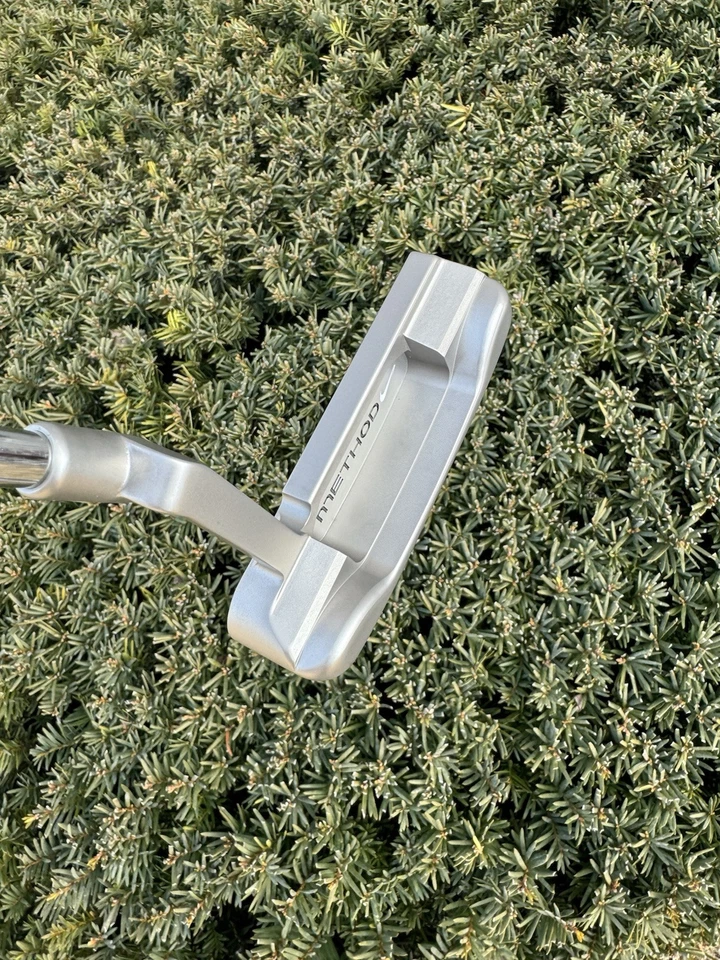 **Tour Issue** Naked Nike Method 006 ‘The Oven’ - Nike’s Circle T - 35 Inches - Image 2 of 4