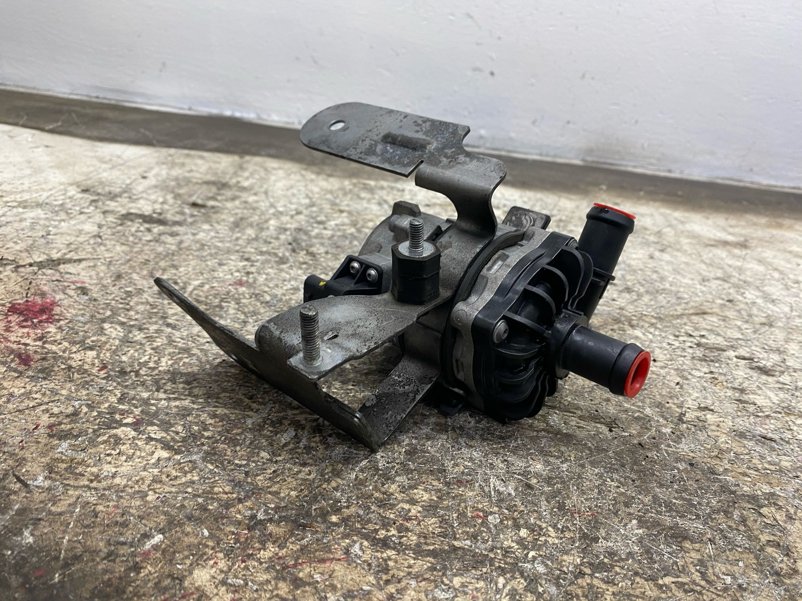 2013-2018 BENTLEY FLYING SPUR AWD 4.0L V8 AUXILIARY COOLANT WATER PUMP 8K0965567