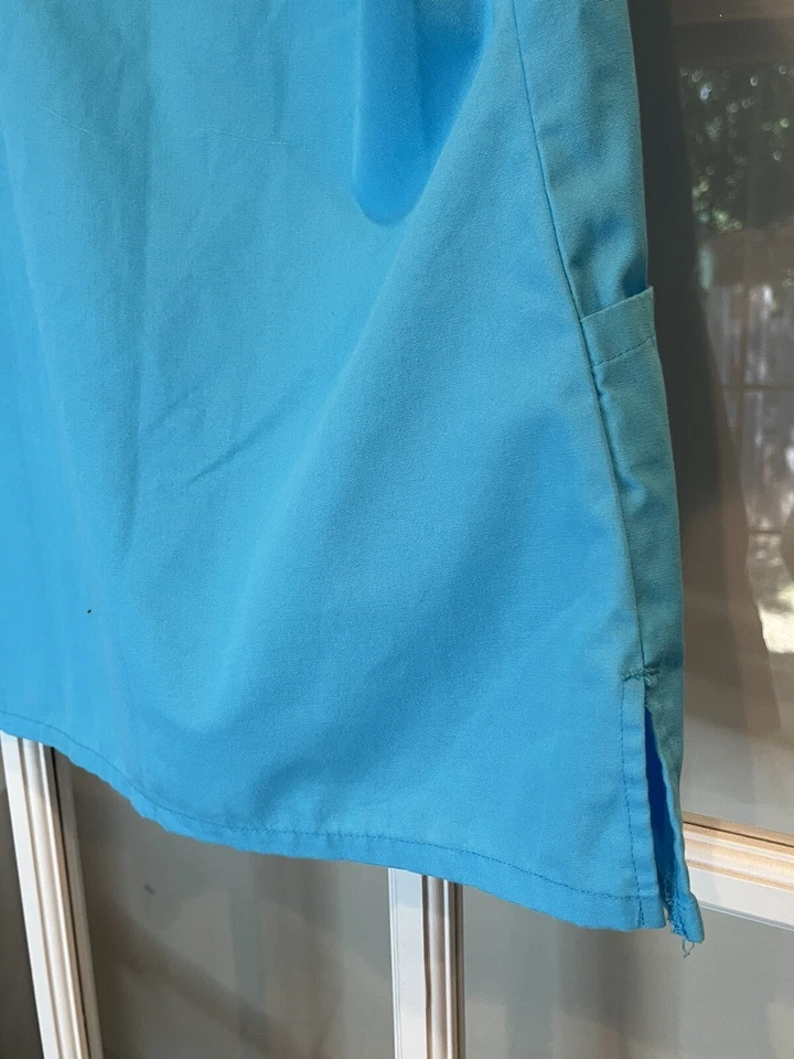 Blusa esfoliante SB Scrubs tamanho pequeno com acabamento branco - Imagem 4 de 4