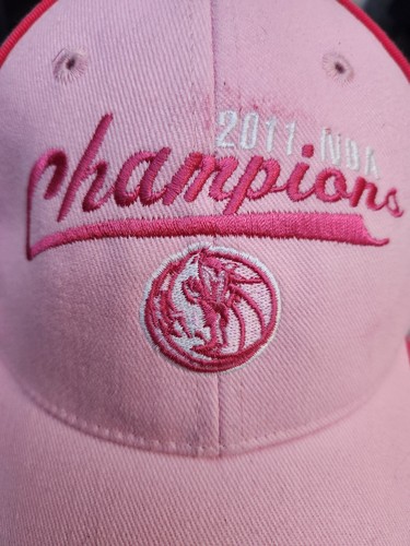 Cappello Berretto Dallas Mavericks 2011 NBA Champions Donna Rosa - Foto 2 di 10