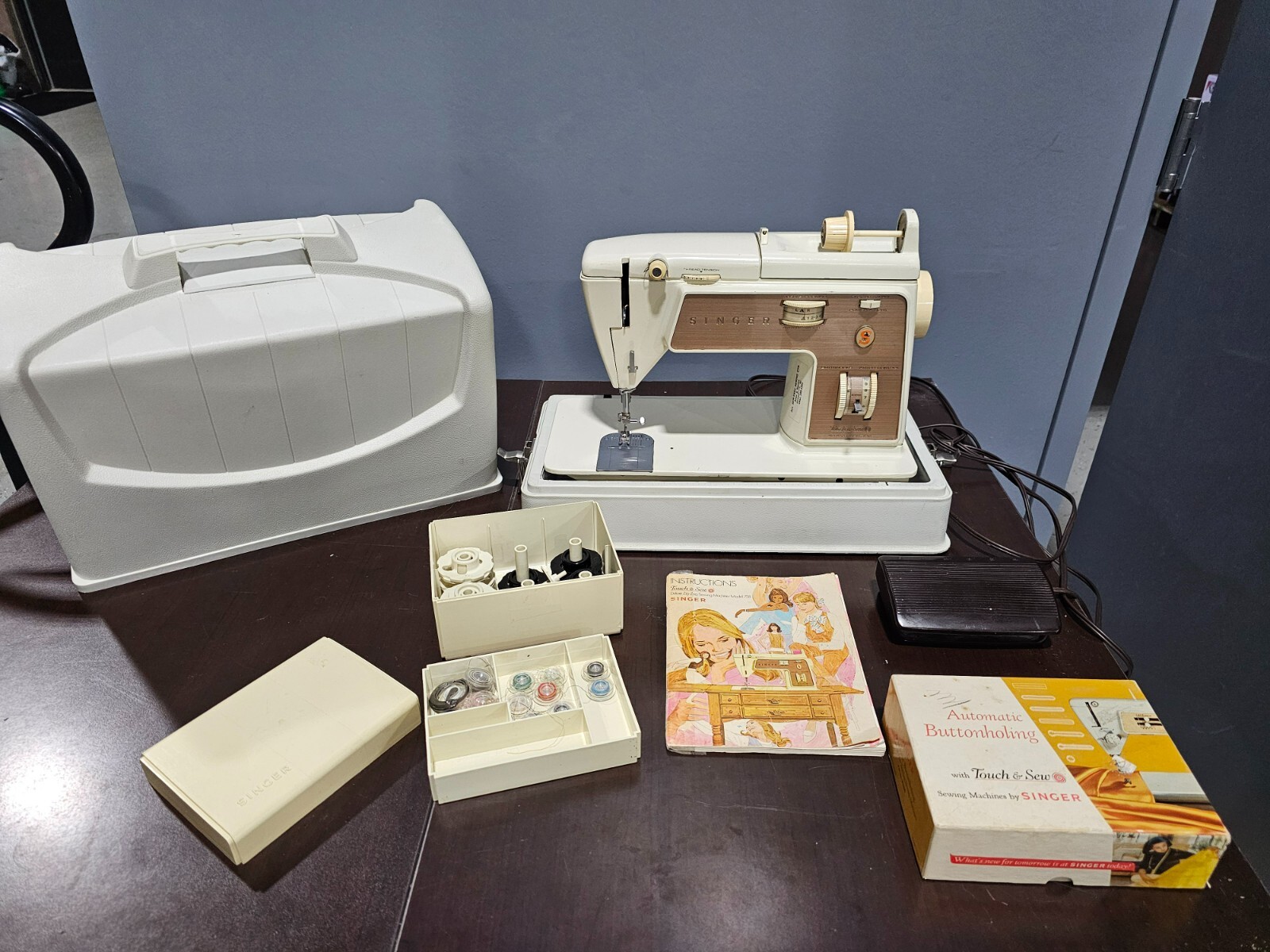 Antique Singer Deluxe ZigZag Sewing Machine Model 758 Touch & Sew