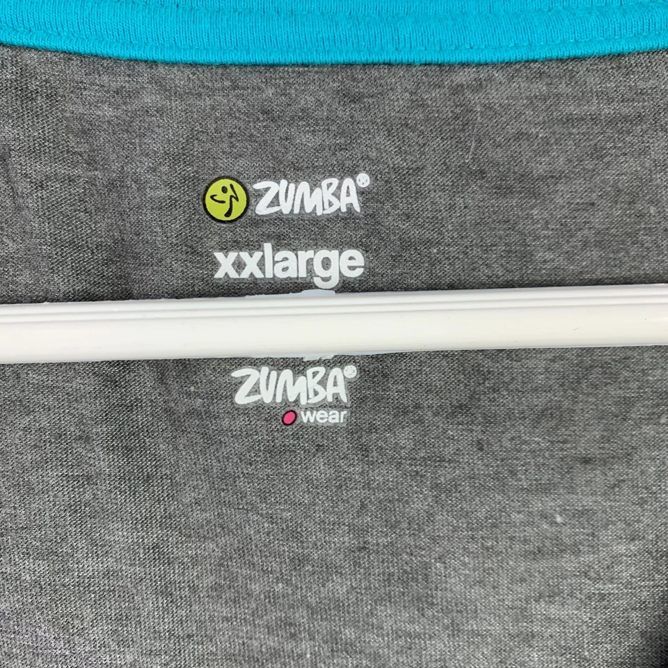 Camisa Top Zumba United We Dance Augie's Quest Gris Gráfico Manga Corta 2X XXL Foto 4 de 4