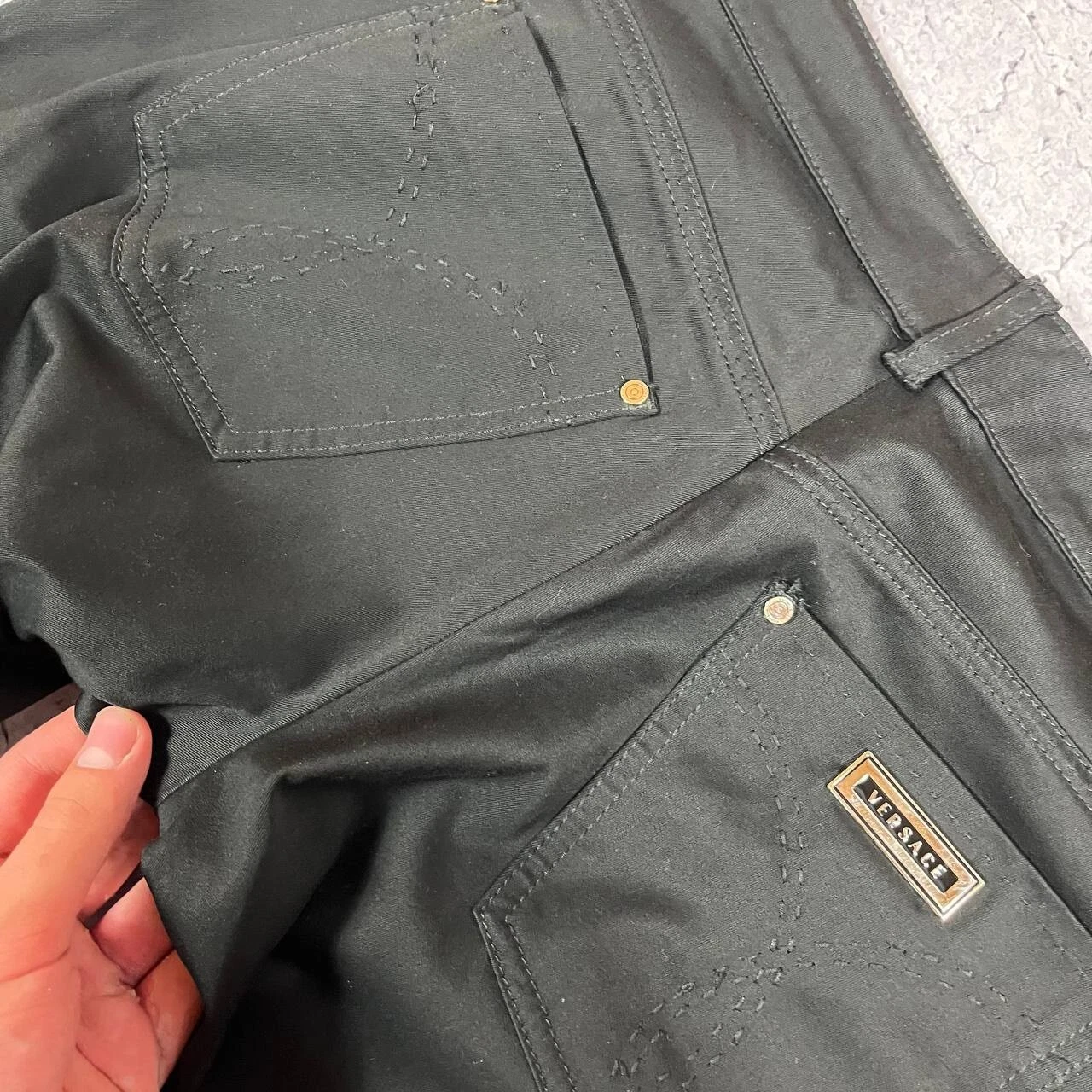 Pantalone casual Gianni Versace con logo tascabile nero taglia 31